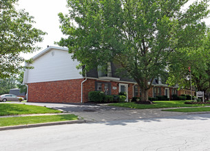 Foxboro Arms Apartments in Vandalia, OH - Foto de edificio - Building Photo