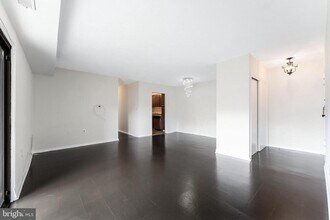 10723 West Dr in Fairfax, VA - Foto de edificio - Building Photo