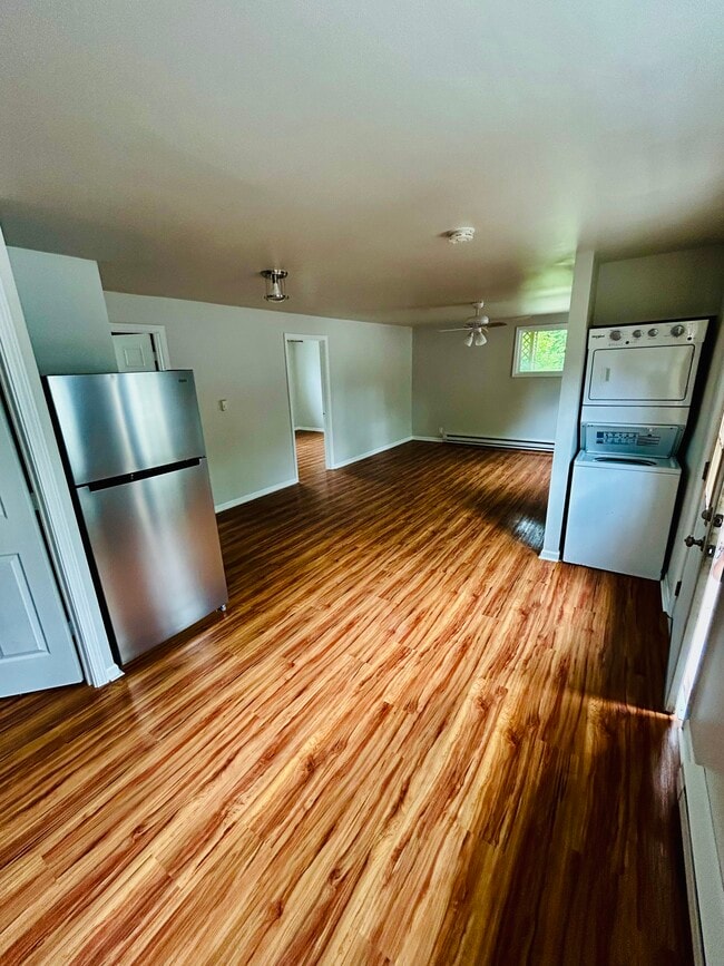 931 E Clay St, Unit 931A Lower in Whitewater, WI - Foto de edificio - Building Photo