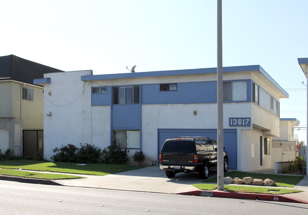 13617 Van Ness Ave in Gardena, CA - Building Photo