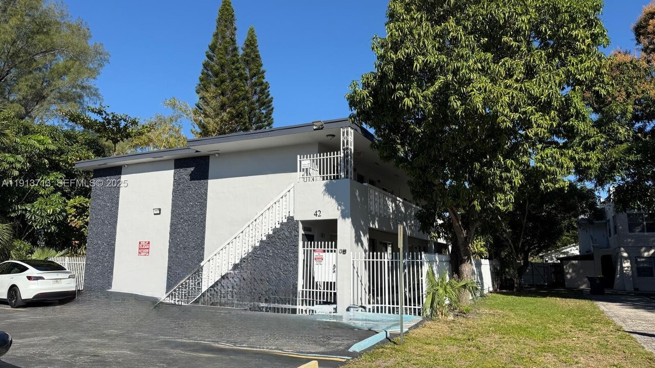 42 SW 14th St in Dania Beach, FL - Foto de edificio