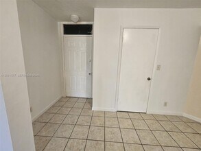 211 Lake Pointe Dr in Oakland Park, FL - Building Photo - Building Photo