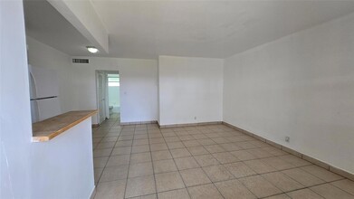 704 NE 8th St, Unit 2 in Hallandale Beach, FL - Building Photo - Building Photo