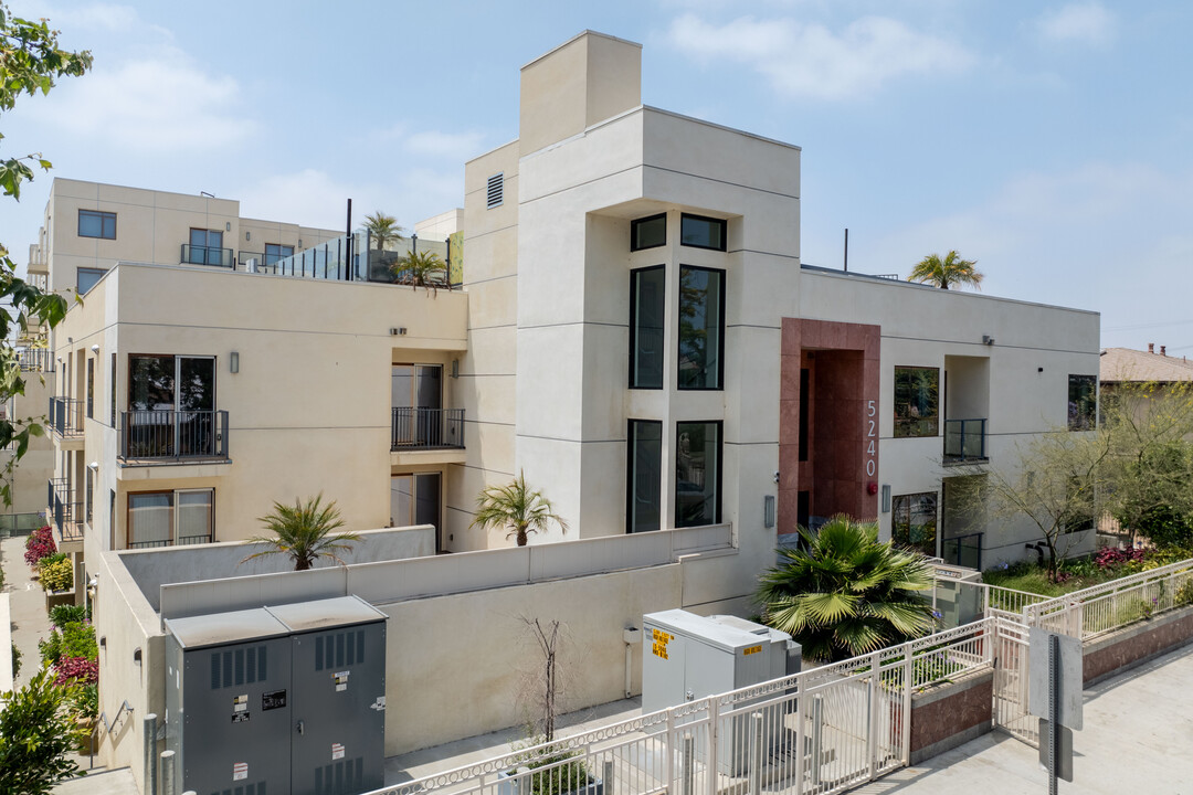 Taglyan Luxury Apartments in Los Angeles, CA - Building Photo