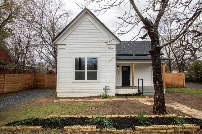 300 W 3rd St in Elgin, TX - Foto de edificio - Building Photo