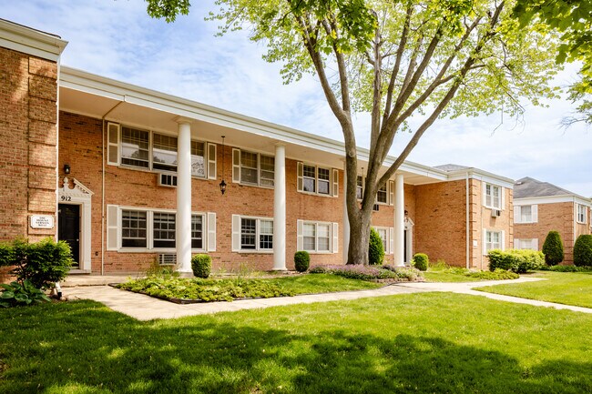 910 W Saint James ST in Arlington Heights, IL - Foto de edificio - Building Photo