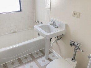 627 W Melrose St, Unit G2 in Chicago, IL - Foto de edificio - Building Photo