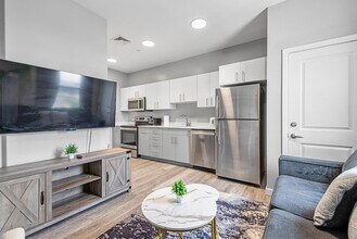 95 Broadway-SI ID1240360P, Unit SI ID1240360P in Everett, MA - Foto de edificio - Building Photo