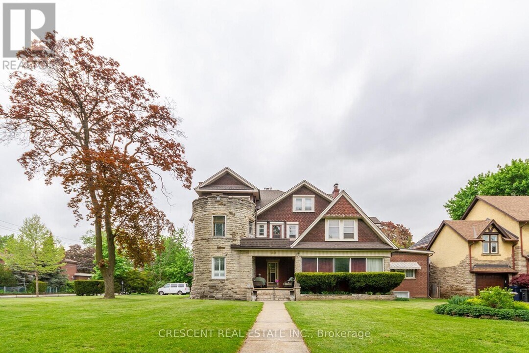 180 Queens Dr in Toronto, ON - Building Photo