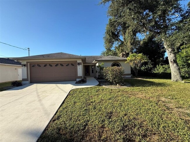 109 Kings Dr in Rotonda West, FL - Building Photo - Building Photo