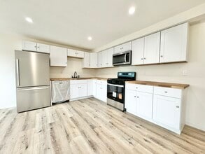 14615 Gilmore St in Los Angeles, CA - Building Photo - Building Photo