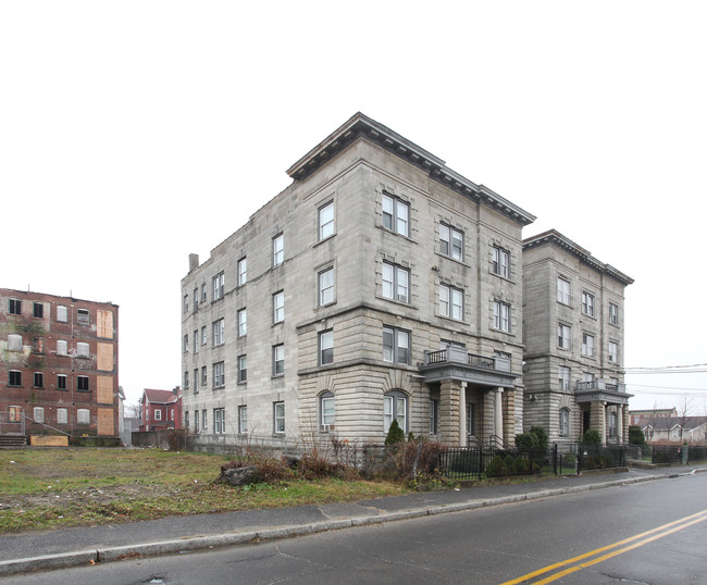 40-46 E Liberty St in Waterbury, CT - Foto de edificio - Building Photo