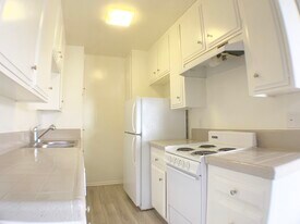 1415 S Bundy Dr in Los Angeles, CA - Building Photo