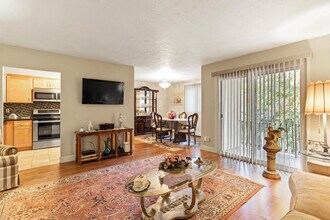 100 Fellsview Ter, Unit 106 in Stoneham, MA - Foto de edificio - Building Photo