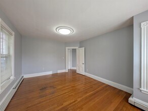 322 Beacon St, Unit 2 in Somerville, MA - Building Photo - Building Photo