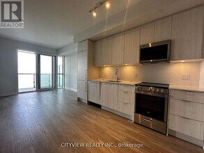 430 Square One Dr in Mississauga, ON - Building Photo - Building Photo