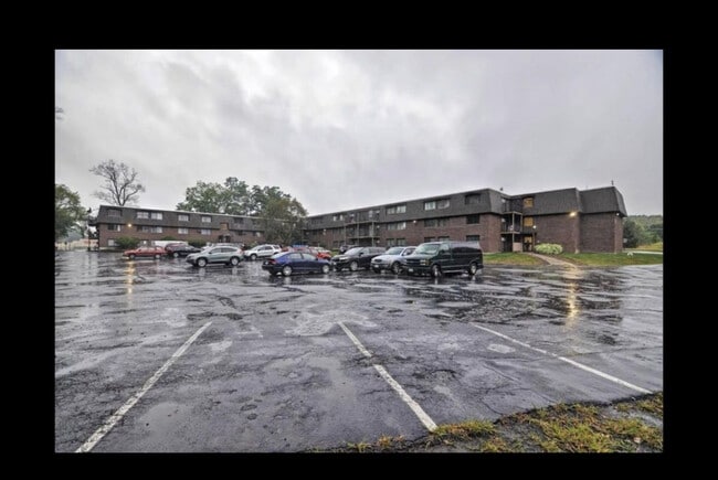 688 Boston Post Rd E, Unit 301 in Marlborough, MA - Building Photo - Building Photo