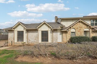 10 T Huxley Ln in Missouri City, TX - Building Photo