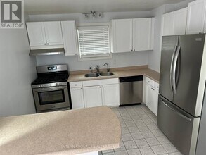 130 Sekura Crescent in Cambridge, ON - Building Photo - Building Photo