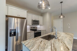 500 Edgewater Cir in East Hampton, CT - Building Photo - Building Photo