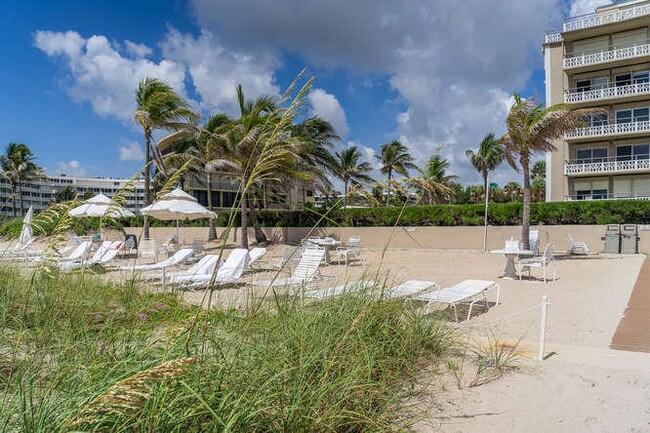 139 Sunrise Ave-Unit -304 in Palm Beach, FL - Building Photo - Building Photo