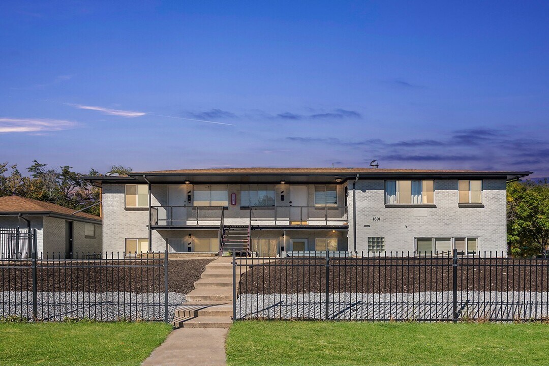 1613 Joliet St in Aurora, CO - Building Photo