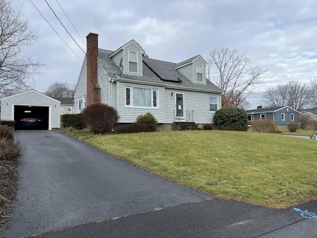 55 Douglas Ave in Portsmouth, RI - Building Photo - Building Photo
