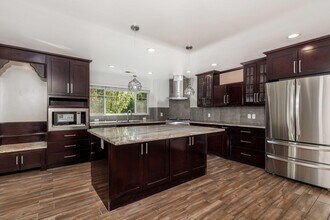 861 Hollenbeck Ave in Sunnyvale, CA - Foto de edificio - Building Photo