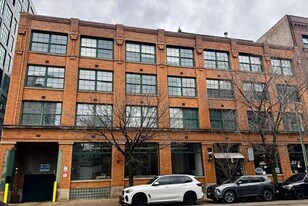 110 N Peoria St in Chicago, IL - Building Photo