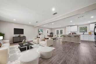 104 Co Rd 2401 in Hull, TX - Building Photo - Building Photo