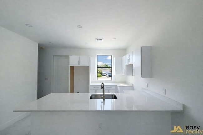 1047 Jaguar Blvd in Lehigh Acres, FL - Foto de edificio - Building Photo