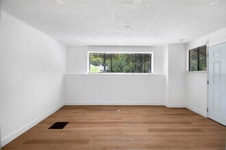 1024 E Crenshaw St, Unit H136 in Tampa, FL - Foto de edificio - Building Photo