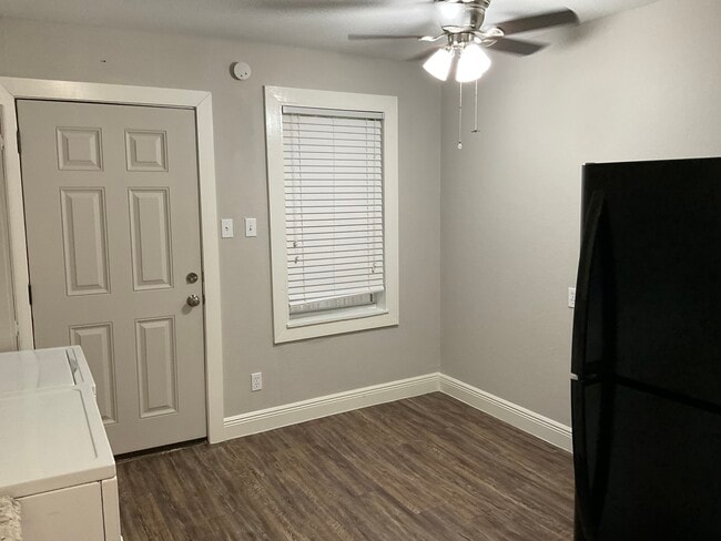 1318 W Blum St, Unit 2 in Alvin, TX - Building Photo - Building Photo