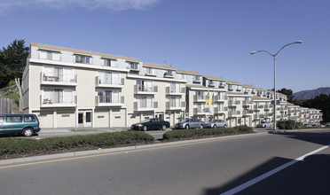 Peninsula View Apartments~Remodeled 1 BR/BA in Daly City, CA - Foto de edificio - Building Photo