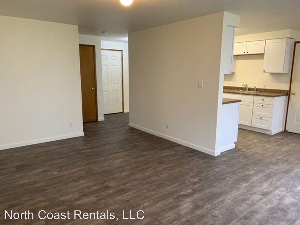 1350 Alder Dr in Seaside, OR - Building Photo