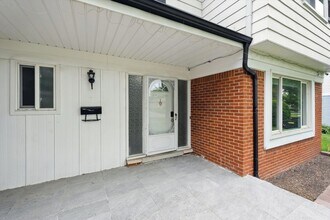 30306 Gruenburg Dr in Warren, MI - Building Photo - Building Photo