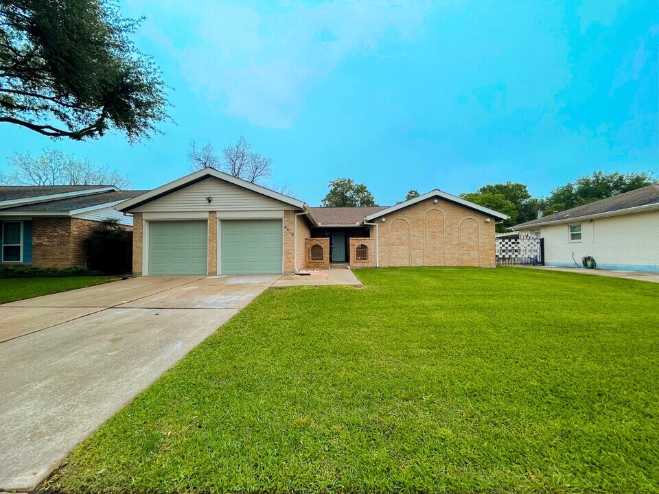 8818 Grape St in Houston, TX - Building Photo