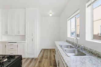 707 W 48th St, Unit 707 1/2 in Los Angeles, CA - Foto de edificio - Building Photo