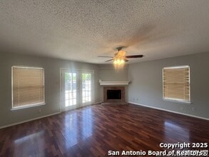 7302 Shadow Trail in San Antonio, TX - Foto de edificio - Building Photo
