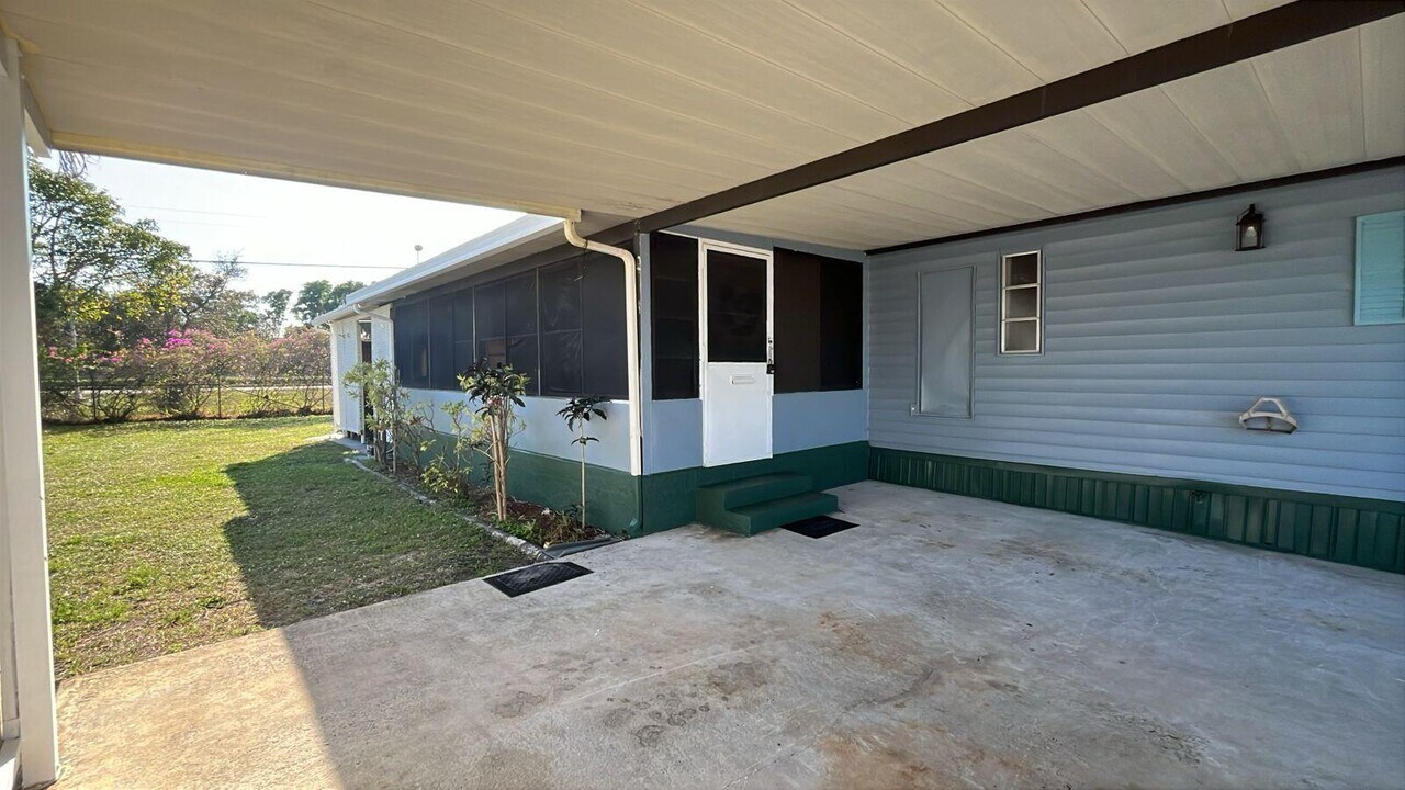 4046 67th Ln N in Riviera Beach, FL - Building Photo