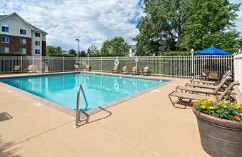 Arbor Glen in Maple Grove, MN - Foto de edificio - Building Photo