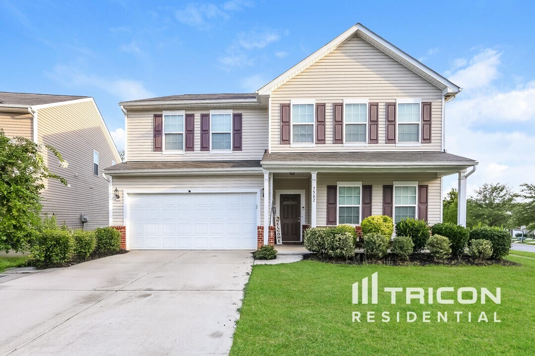 7502 Spring Spruce Ln in Charlotte, NC - Building Photo