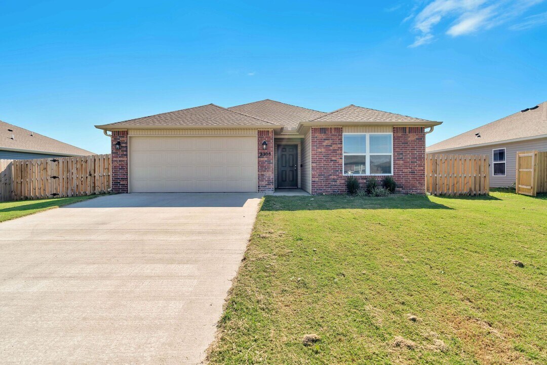 3308 E Ricky Dr in Siloam Springs, AR - Building Photo