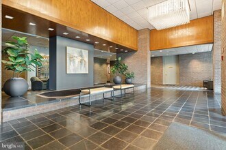 1800 Old Meadow Rd, Unit 1218 in McLean, VA - Foto de edificio - Building Photo