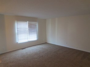 437 Hunters Ct in Newark, OH - Building Photo - Building Photo