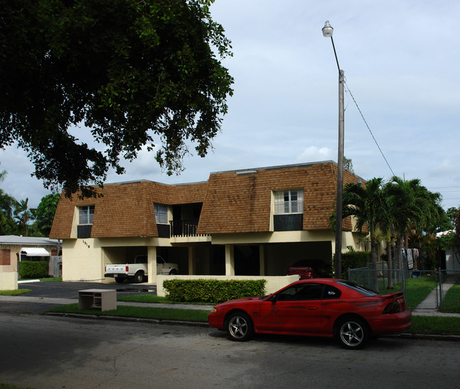 1919 Plunkett Ct in Hollywood, FL - Foto de edificio - Building Photo