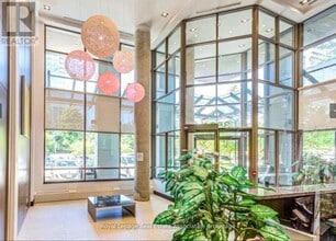 3504 Hurontario St in Mississauga, ON - Building Photo - Building Photo