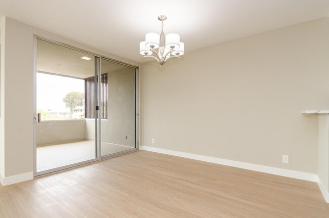 8040 W 83rd St in Playa Del Rey, CA - Foto de edificio - Building Photo