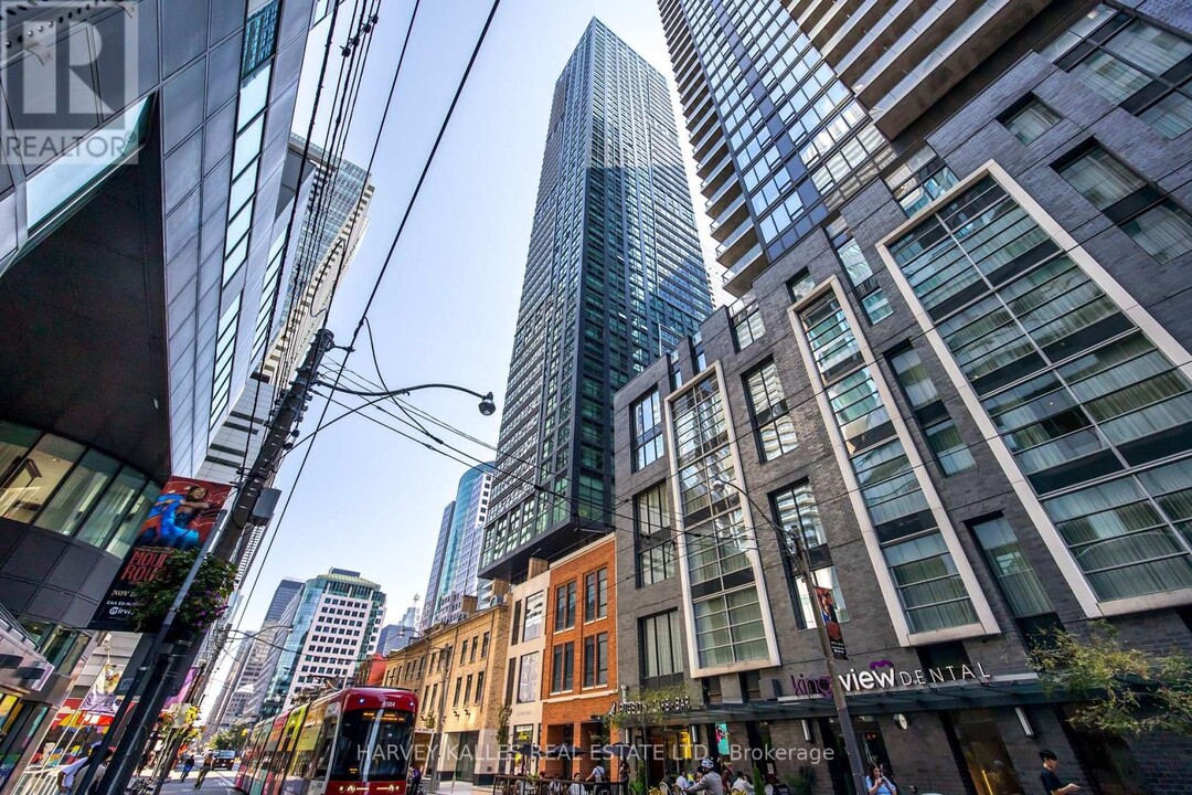 327-3327 King St W in Toronto, ON - Building Photo