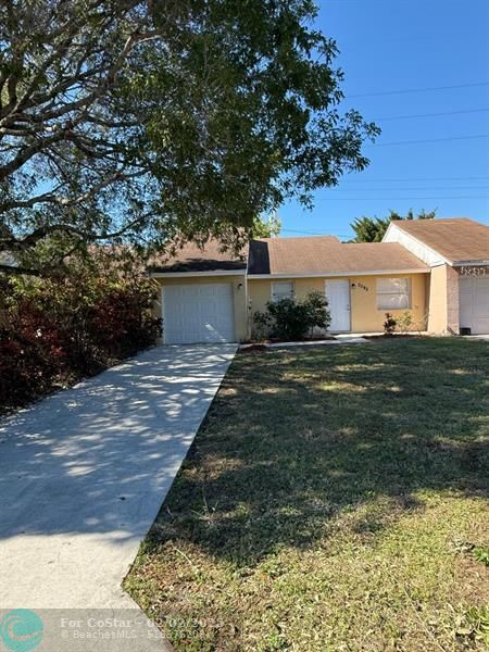 5595 Kimberton Way in Greenacres, FL - Building Photo